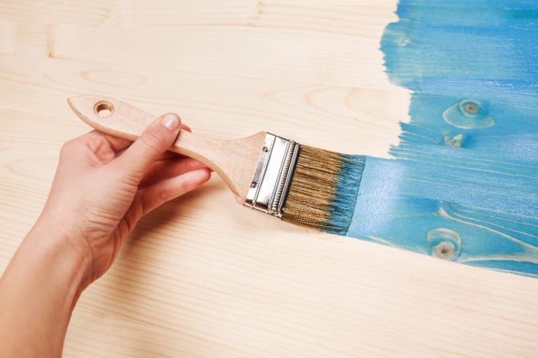 Peindre sur du bois et des lasures : comment faire ?